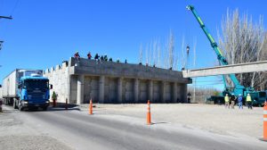 Ponen más vigas en la Ruta 22 y hubo demoras en el tránsito