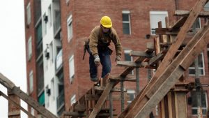 Para reactivar la construcción, bajarán la presión impositiva sobre las viviendas