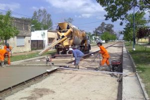 Rovial pavimenta dos tramos céntricos en Funes