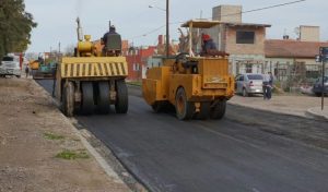 Ingeniería y Arquitectura SRL. Construye las obras de asfalto en Viedma en Gallardo y Saavedra