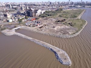 Escollera de contención sur del nuevo relleno Puerto de Buenos Aires. Con un presupuesto de $362 millones