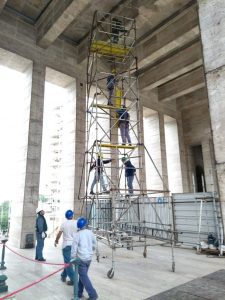 Por tercer año, se celebra el Día de la Bandera con el monumento en obras