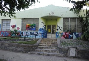 La firma que se presentó a la licitación de una escuela es la misma que hizo mal la obra en la Escuela 1