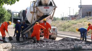 Zapala comenzó un plan de asfalto en la zona de El Cañadón