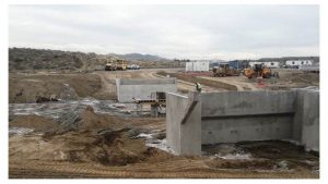 Construyen un puente en el arroyo La Mata para poder reabrir el camino Perón (Comodoro R.)