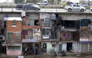 Un «ingreso base» e infraestructura en 4.000 barrios populares, el plan de salida   