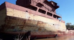 La increíble historia del “barco fantasma” que ahora reposa en un riacho cerca de Bella Vista