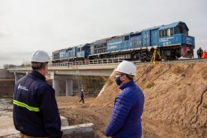 Construcción de puente carretero sobre vías del ferrocarril suma adhesiones