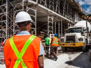 La prohibición de despedir no alcanza a los trabajadores de la construcción