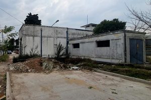 Un boulevard con dos manos con un edificio de Edenor sobre una de ellas