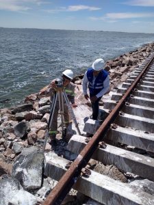 Avanza la reparación del pedraplén ferroviario sobre la laguna La Picasa