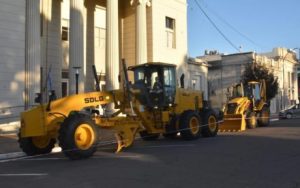 Trenque Lauquen licita dos máquinas viales: motoniveladora y pala cargadora