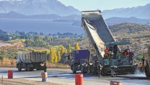 El asfalto avanza sobre la Ruta 23 y llega a las puertas de Dina Huapi