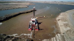 Viaje al dragado del Río Salado, la obra de movimiento de suelo más importante del país