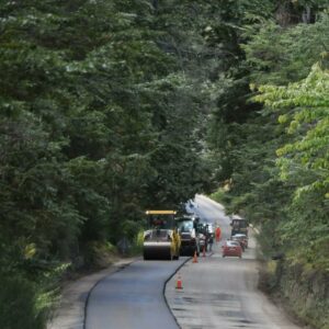 Comenzó la colocación de la carpeta asfáltica en la Ruta Nº 71 del Parque Nacional Los Alerces