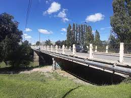 Trabajan en la reparación del Puente de Gaiman