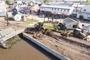 La obra de defensa contra inundaciones en Villa Paranacito avanza considerablemente