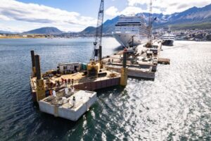 Ampliación del puerto de Ushuaia: Hormigonan la última etapa de la torre de amarre