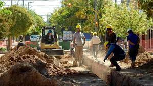 Firmaron contrato de obra para renovar redes de desagües cloacales y agua potable en Santa Rosa