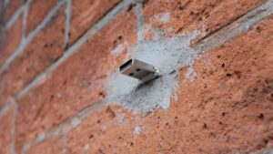Así funciona Dead Drop, una red de USB pública escondida en muros o paredes