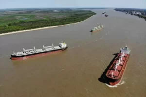 Una licitación en suspenso y un peaje en disputa aportan incertidumbre a la hidrovía Paraná-Paraguay