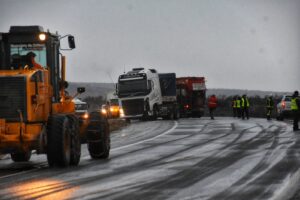 Complicado estado de la ruta 3 y chocó hasta el camión salero de Vialidad