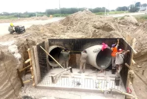 La megaobra de desagüe que se realiza en una avenida para ser pavimentada