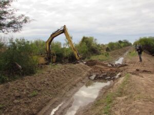 Tareas de mantenimiento en un canal de Colonia El Simbolar