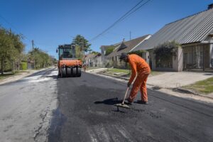 Obras de cordón cuneta y pavimentación en el barrio Estrada