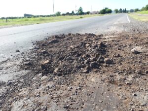 Ruta 1001 low cost: arreglan los baches con tosca