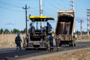 Obra pública en Río Gallegos: Pablo Grasso retomó el asfaltado en calle 22 con mano de obra municipal