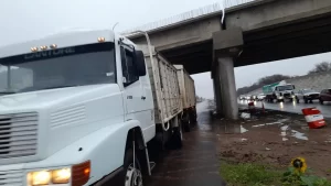 Río Cuarto: familias y productores, aislados por la lluvia y la obra de la autovía parada