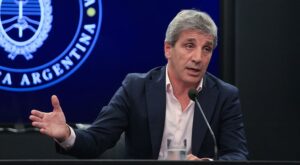 Caputo reiteró que la Nación no financiará más obra pública porque «es un lío» y «es un curro»