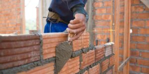 Cuánto cobra un albañil en julio de 2024: tarifa por día y por hora