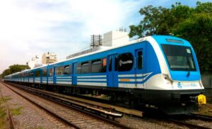 Paso bajo nivel en Irigoyen y las vías del tren Sarmiento