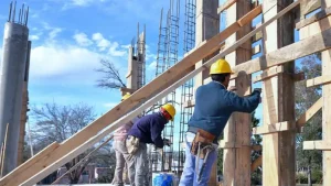 La construcción sigue estancada por el alza de costos en dólares y el freno a la obra pública