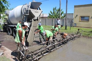 Avanza la pavimentación de una avenida de acceso en un pueblo correntino