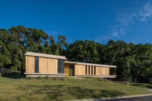 Casa F en Zárate: una vivienda suspendida que dialoga con el bosque