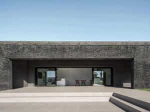Casa Hutmann: hormigón, luz y paisaje en el límite urbano de Feáns