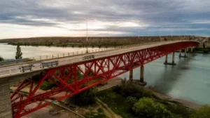 Puente sobre el río Santa Cruz: avanza la adjudicación para su reparación estructural