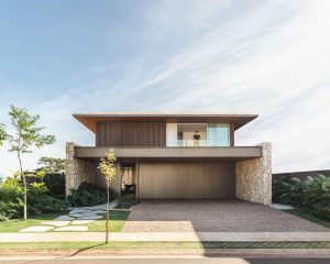 Residencia JF: integración espacial, materiales nobles y luz natural en una vivienda de alto estándar