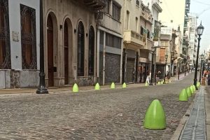 Bolardos en CABA: la obra pública que pasó de USD 560 a USD 60 y destapó un negocio millonario