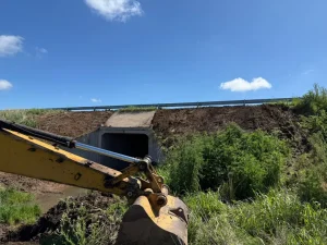 Refuerzan la Ruta 8 entre Pilar y Pergamino para estabilizar taludes y mejorar la seguridad vial